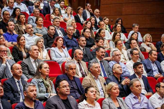 Soyer, “İzmir Türkiye’ye yeni deniz feneri olmaya muktedir”