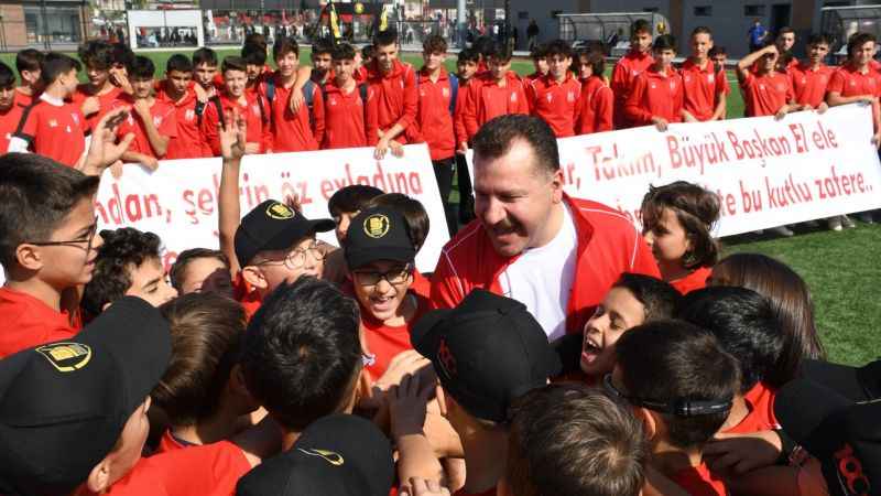 Gençlerin gözünden, Yücel Yılmaz: “Türkiye’de böyle bir belediye başkanı yok”