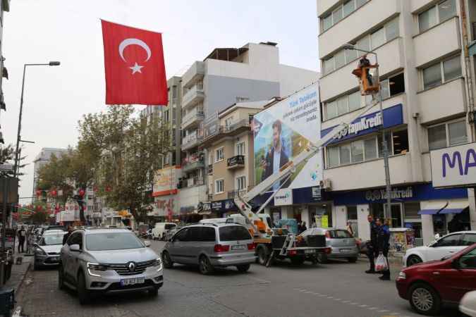 Edremit bayraklarla donatıldı