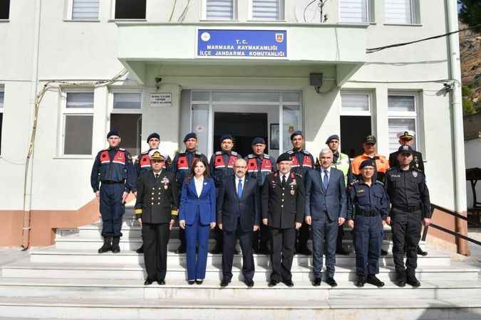 Vali Ustaoğlu Marmara'ya çıkarma yaptı