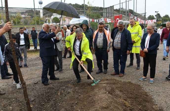 Bornova’da 100. yıla 100 fidan