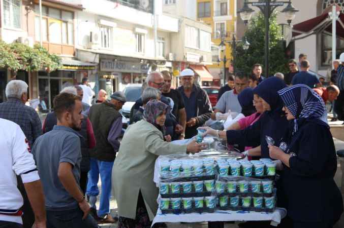 Burhaniye'de Kocacami Mahallesi’nde Ata’mız ve Şehitlerimiz için hayır düzenledi