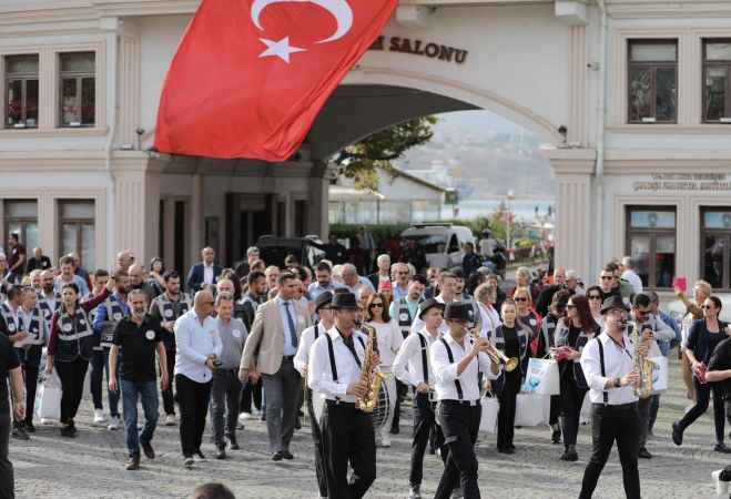 Bandırma'da yer gök kırmızı beyaz