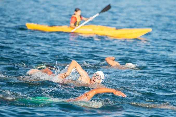 Yüzlerce sporcu İzmir Körfezi’nde kulaç attı