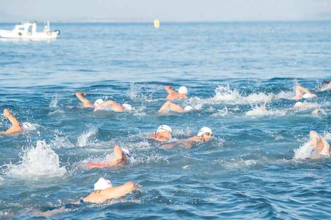 Yüzlerce sporcu İzmir Körfezi’nde kulaç attı