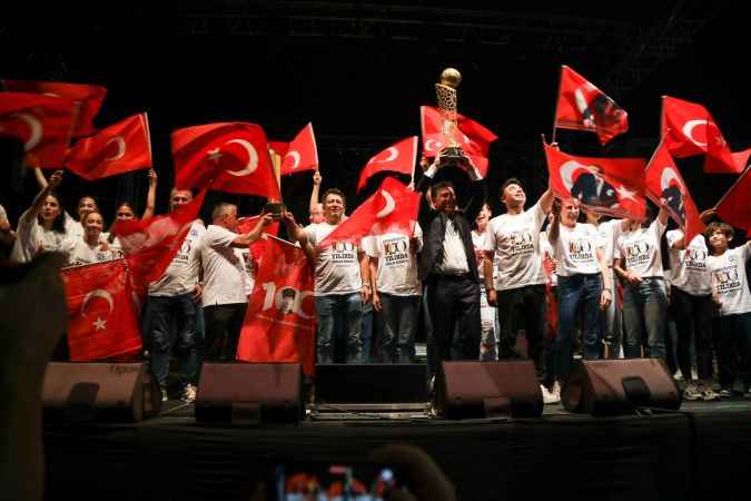 Bodrum'da yer, gök kırmızı-beyaz! Bodrumlular meydanlara sığmadı..