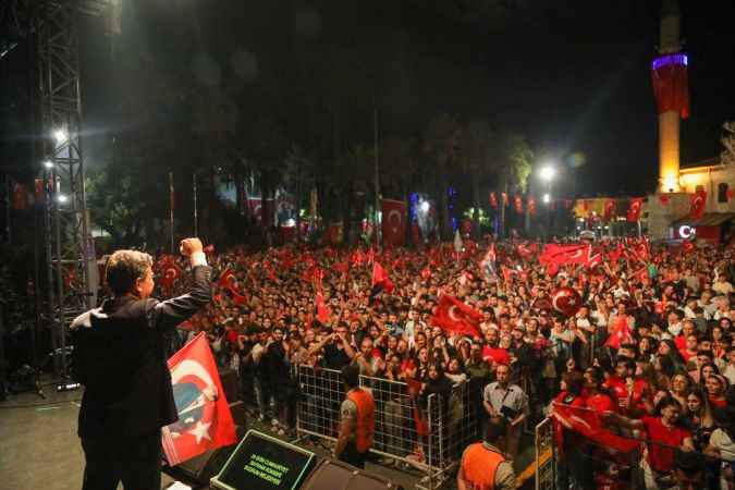 Bodrum'da yer, gök kırmızı-beyaz! Bodrumlular meydanlara sığmadı..