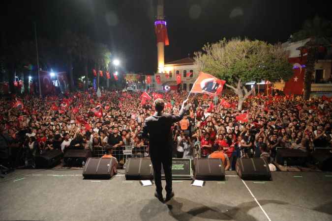 Bodrum'da yer, gök kırmızı-beyaz! Bodrumlular meydanlara sığmadı..