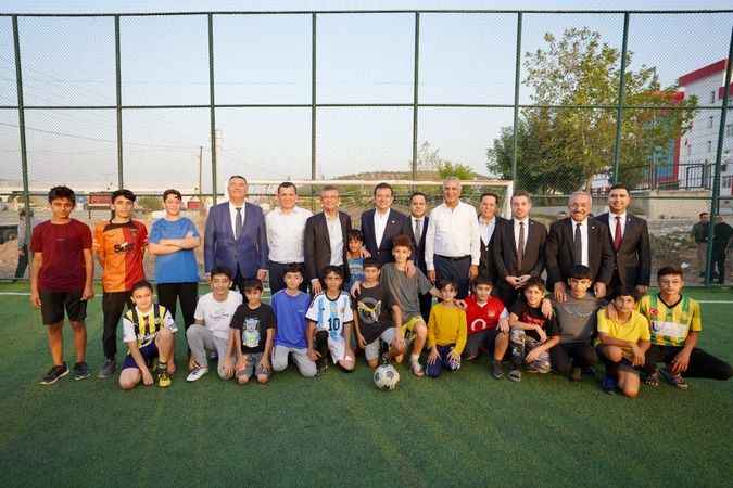 CHP'de birlikte hareket etme mesajı verildi ÖZEL VE İMAMOĞLU GENÇLERLE SOHBET ETTİ FUTBOL OYNADI