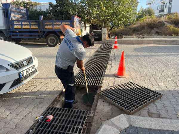 Belediyeden hızlı ve yerinde müdahale: Bodrum Belediye ekipleri yağmur mesaisinde