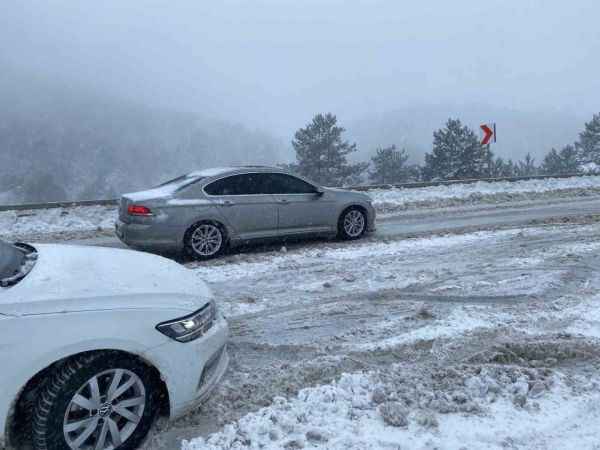 Bolu’da onlarca araç yolda kaldı