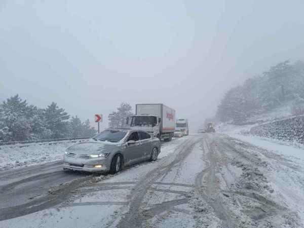 Bolu’da onlarca araç yolda kaldı