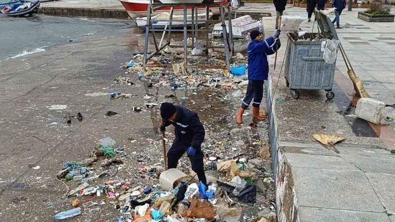 Deniz resmen kustu.. Balıkesir sahilleri çöplüğü döndü