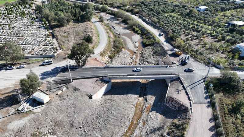 Kemalpaşa’nın 60 yıllık taşıt köprüsü afetlere karşı yenilendi