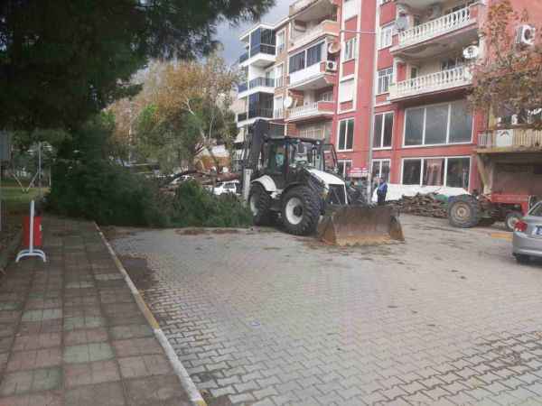 Ayvalık altüst oldu çok miktarda maddi hasar var