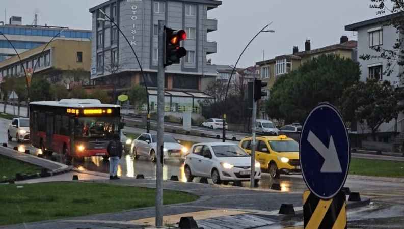 Bandırma güne kar yağışı ile uyandı