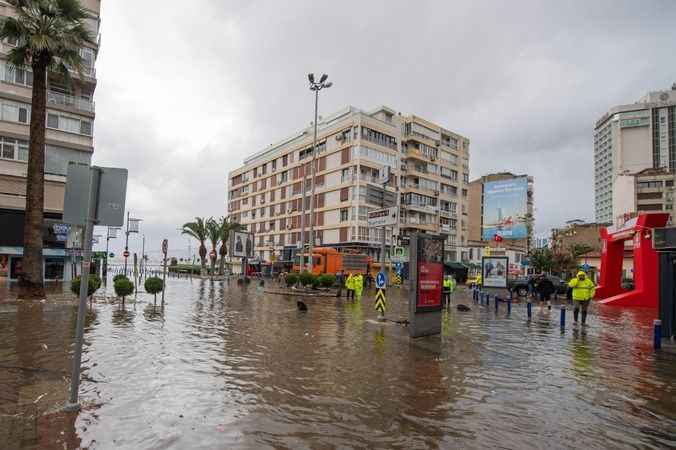 İzmir'de şiddetli yağış, Tsunami etkisi yarattı! Deniz seviyesi 1 Metre yükseldi