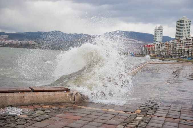 İzmir'de şiddetli yağış, Tsunami etkisi yarattı! Deniz seviyesi 1 Metre yükseldi