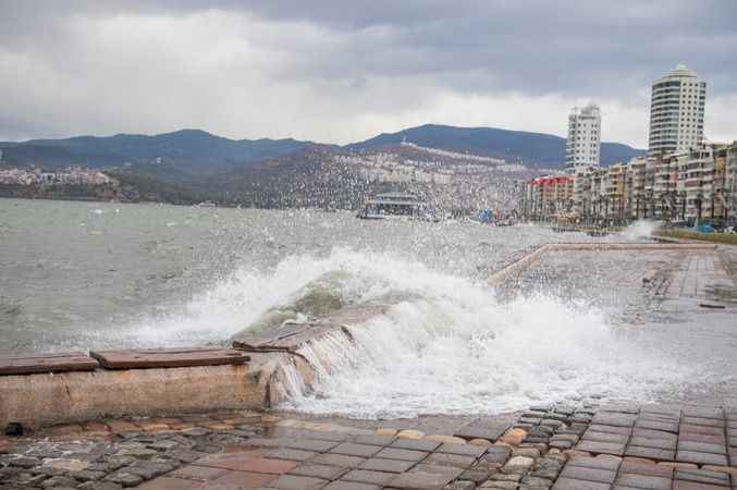 İzmir'de şiddetli yağış, Tsunami etkisi yarattı! Deniz seviyesi 1 Metre yükseldi