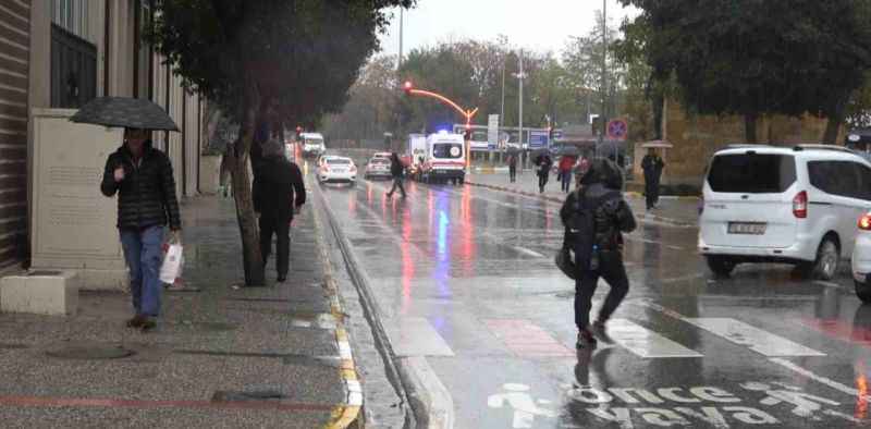 Balıkesir’de sağanak yağış hayatı felç etti