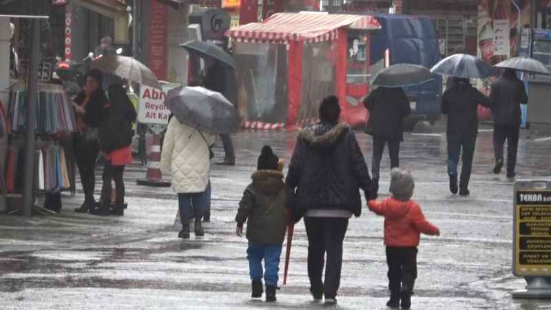 Balıkesir’de sağanak yağış hayatı felç etti