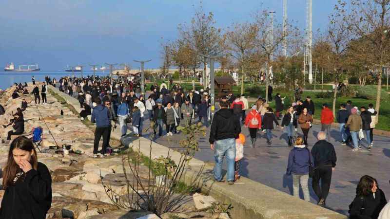 Bandırmalılar güneşli havada sahil ve parklara akın etti