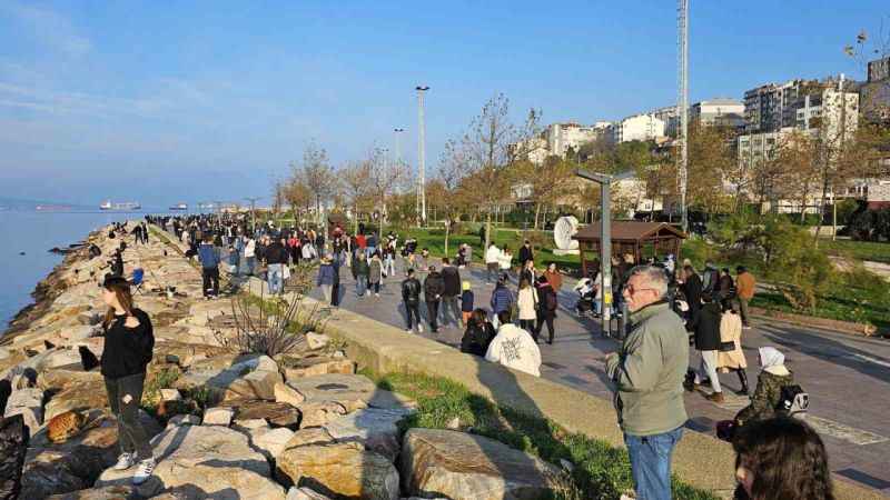 Bandırmalılar güneşli havada sahil ve parklara akın etti