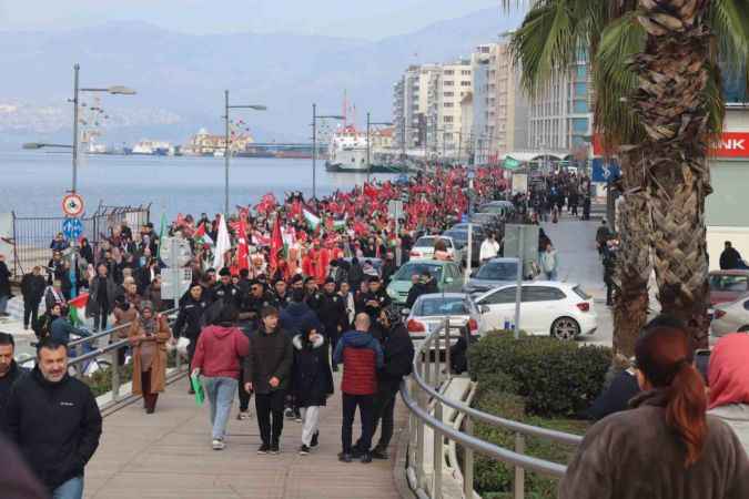 İzmirliler Filistin’e destek için yürüdü