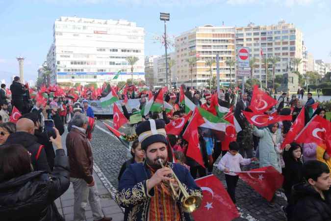 İzmirliler Filistin’e destek için yürüdü