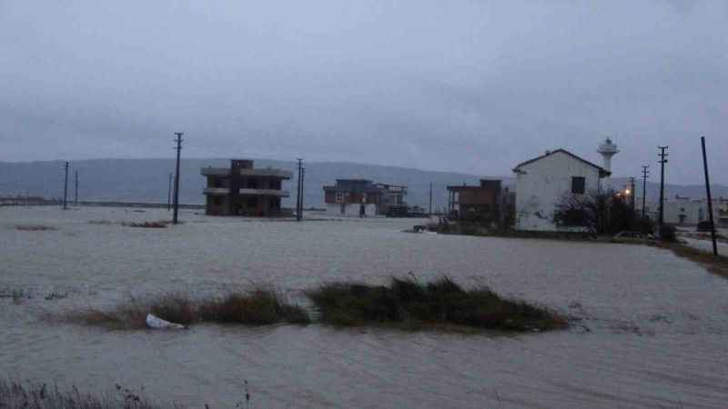 Çanakkale’de yazlık evlerin bulunduğu bölge sular altında kaldı