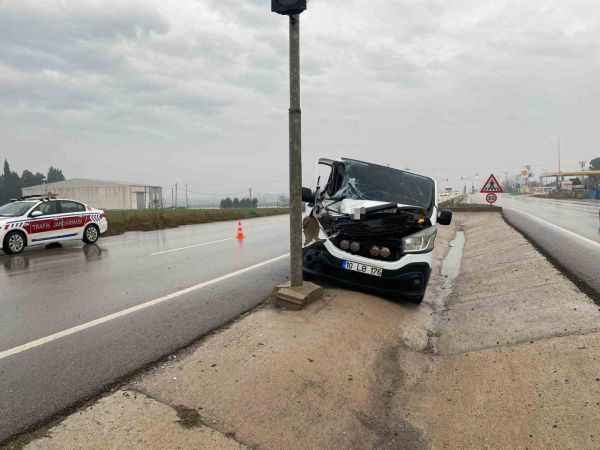 Balıkesir’de kamyonet ile tır çarpıştı: 1 yaralı