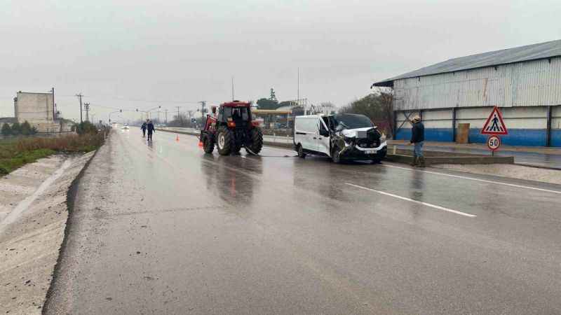 Balıkesir’de kamyonet ile tır çarpıştı: 1 yaralı