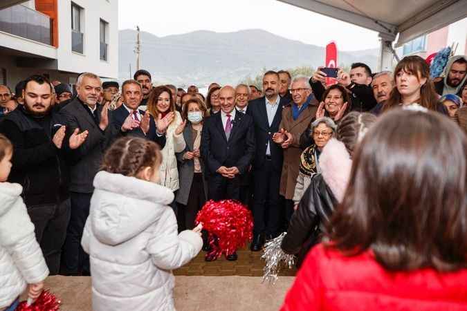 İzmir'de 15'incisi açıldı. Genç fidanlar koşa koşa gidiyorlar.. 