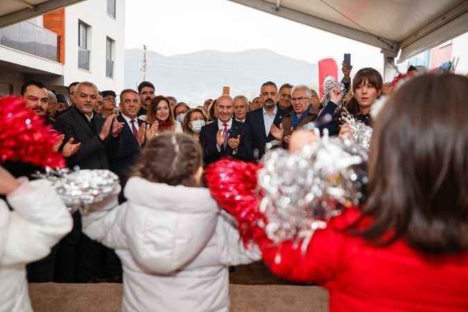 İzmir'de 15'incisi açıldı. Genç fidanlar koşa koşa gidiyorlar.. 