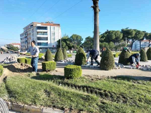 Park bahçeler çalışıyor, Burhaniye güzelleşiyor