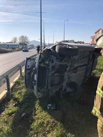 Sürücüsünün direksiyon hakimiyetini kaybettiği otomobil takla attı; 2 yaralı