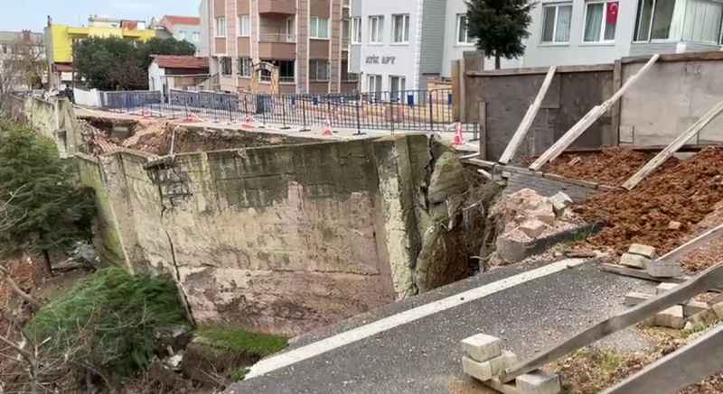 Çöken istinat duvarları mahalle sakinlerini tedirgin ediyor