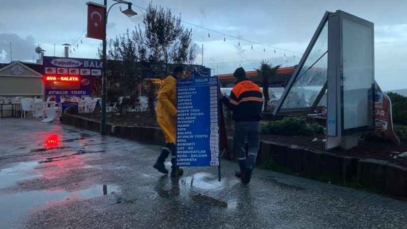 Ayvalık’ta fırtına hayatı durdurdu