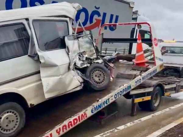 Balıkesir'de karşı şeride savrulan minibüs tırla çarpıştı: 1 ölü, 2 yaralı