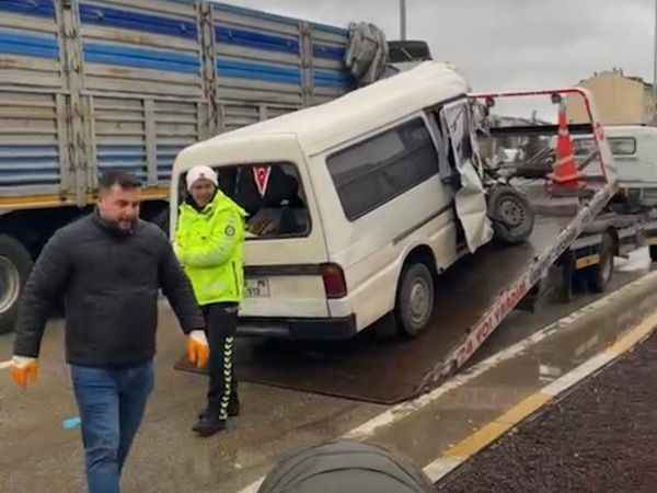 Balıkesir'de karşı şeride savrulan minibüs tırla çarpıştı: 1 ölü, 2 yaralı