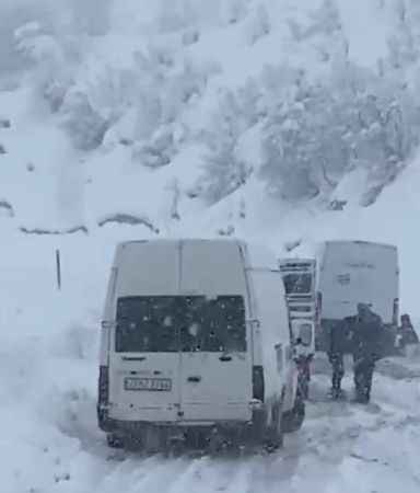 Doğu illeri kara teslim, Şemdinli kara yolu tamamen kapandı..