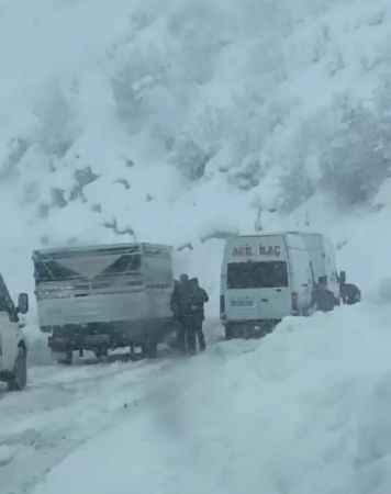 Doğu illeri kara teslim, Şemdinli kara yolu tamamen kapandı..