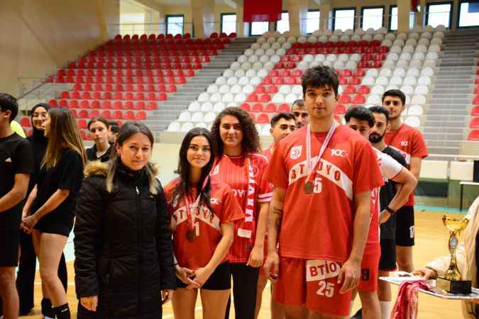 BAÜN Öğrenci Toplulukları Voleybol Turnuvasında Ödüller Sahiplerini Buldu