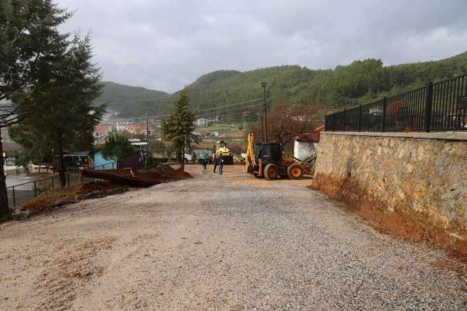 Belediye kolları sıvadı.. Çetibeli Mahallesi’ne meydan yapılıyor