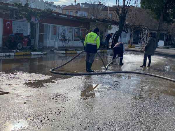 Ayvalık'ta su baskınından etkilenen bölgeler temizleniyor