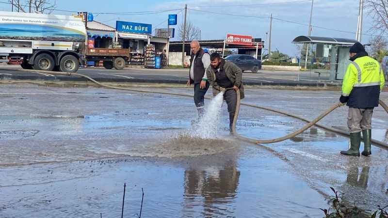 Ayvalık'ta su baskınından etkilenen bölgeler temizleniyor