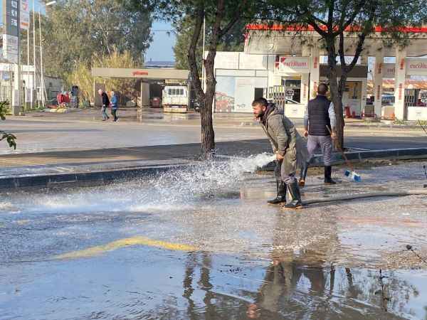 Ayvalık'ta su baskınından etkilenen bölgeler temizleniyor