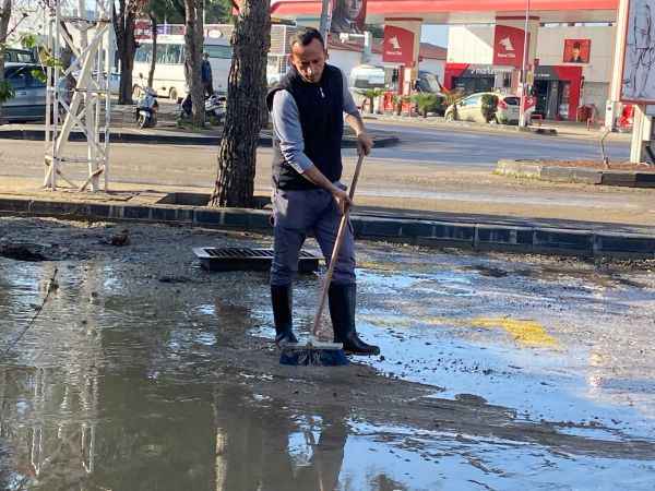 Ayvalık'ta su baskınından etkilenen bölgeler temizleniyor