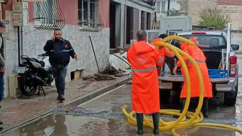 Efeler, yağışta mağdur olan vatandaşlar için seferber oldu