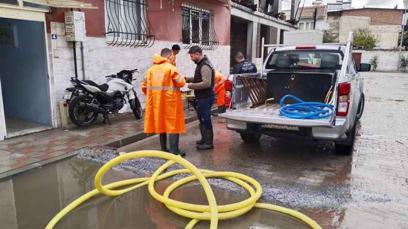 Efeler, yağışta mağdur olan vatandaşlar için seferber oldu